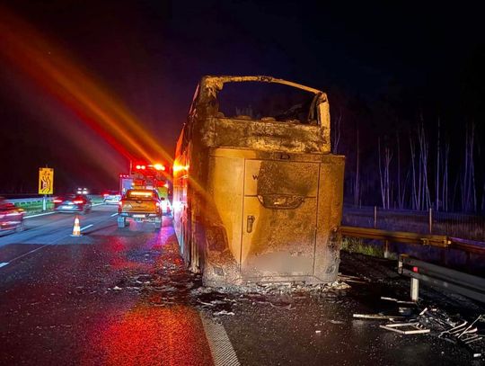 Pożar autokaru na A4 pod Rudnem. Duże utrudnienia w ruchu