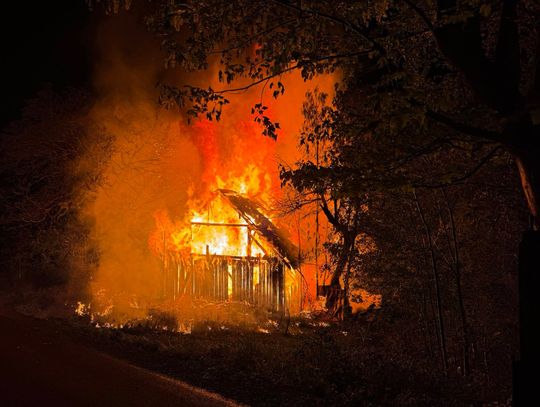 Brzezinka, powiat wadowicki, pożar pustostanu, pożar stodoły, akcja gaśnicza, Małopolska alarmowo, pożar w Brzezince