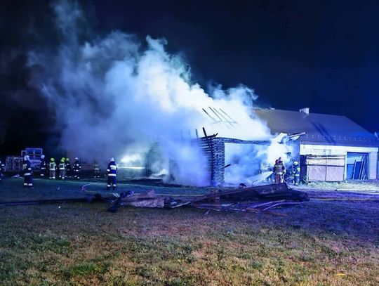 Pożar budynku gospodarczego w Zakliczynie. Liczne zastępy straży w akcji [ZDJĘCIA]