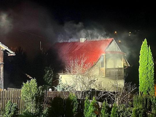 Szczawnica, pożar w Szczawnicy, pożar budynku mieszkalnego w Szczawnicy, akcja gaśnicza, na zdjęciu budynek mieszkalny objęty pożarem, Podhale, powiat nowotarski