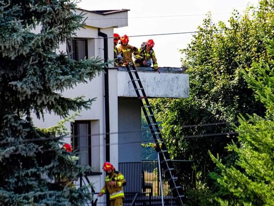 Na zdjęciu strażacy walczący z pożarem dachu budynku w Jerzmanowicach