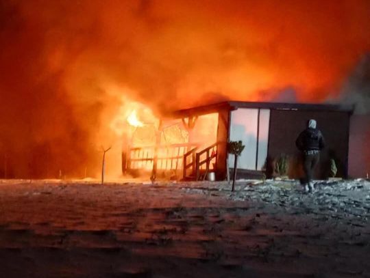 Pożar domku letniskowego w Zagajach Smrokowskich. Jedna osoba ranna [FOTO]