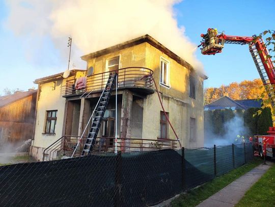 Pożar domu przy ulicy Krzęczków w Bochni. Jedna osoba ranna