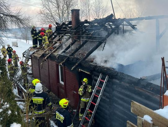 Na zdjęciu strażacy walczący z pożarem drewnianego domu w Lipnicy Wielkiej