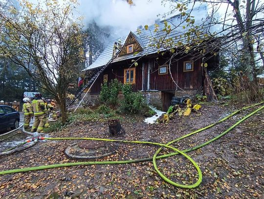 Pożar drewnianego domu w Kościelisku. Dwie osoby poszkodowane [FOTO]