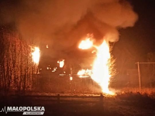 Pożar drewnianego pustostanu w Pieniążkowicach. Trwa akcja gaśnicza [FILM, FOTO]