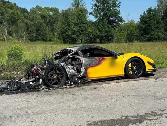 Jastrzębia, pożar samochodu luksusowego, pożar Ferrari w jastrzębi, pożar w powiecie wadowickim, śmigłowiec LPR, nastolatek w szpitalu