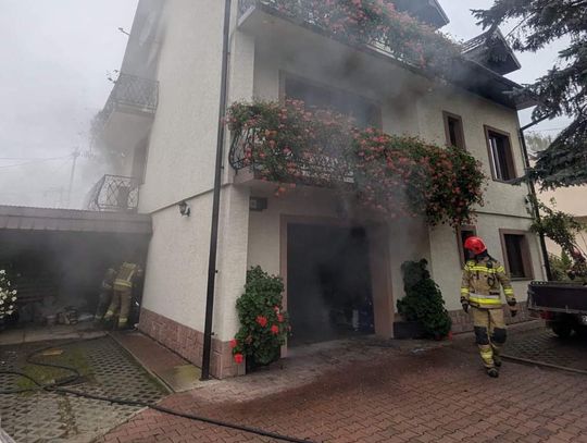 Pożar garażu w budynku mieszkalnym na ulicy Gizy w Nowym Sączu