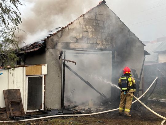 Dąbrowa Tarnowska, na sygnale, pożar garażu, akcja gaśnicza, straż pożarna, strażacy, akcja gaśnicza