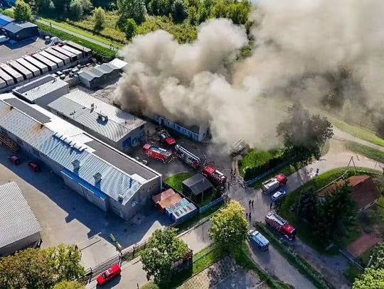 Pożar hali w Nowej Hucie. Ponad 40 strażaków w akcji [ZDJĘCIA]