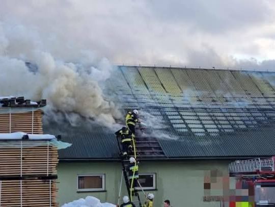 Pożar lakierni w Ropie. Kilkanaście zastępów straży pożarnej w akcji [FOTO]