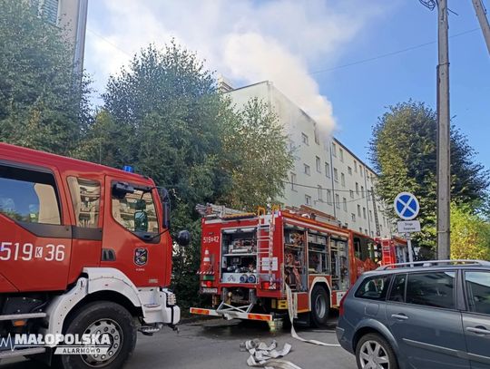 Pożar mieszkania w Kętach, Kęty, powiat oświęcimski, pożar w Kętach, pożar na czwartym piętrze, straż pożarna, strażacy
