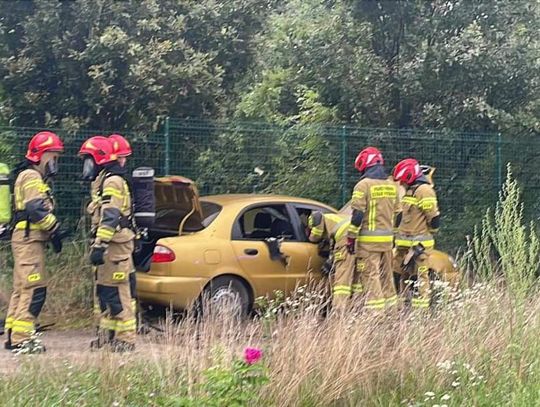 Pożar osobówki na ulicy Biskupa Piotra Tomickiego w Nowej Hucie [FOTO]