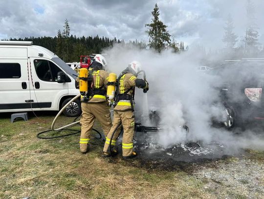 Na zdjęciu strażacy walczący z pożarem samochodu u wylotu Doliny Chochołowskiej