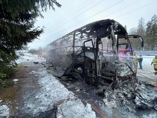 Pożar nad zaporą w Niedzicy. Autokar spłonął doszczętnie (ZDJĘCIA)