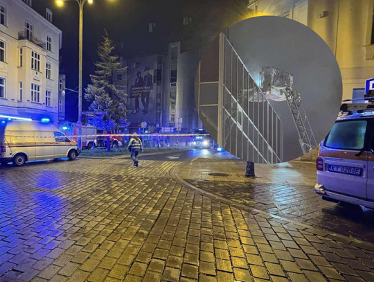 Tarnów, ulica Nowy Świat, pożar budynku handlowo-usługowego, na sygnale, akcja ratownicza, akcja ratunkowa, straż pożarna, strażacy