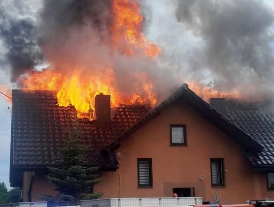 pożar poddasza, Barwałd Średni, pożar domu jednorodzinnego, OSP Kalwaria Zebrzydowska, JRG Wadowice