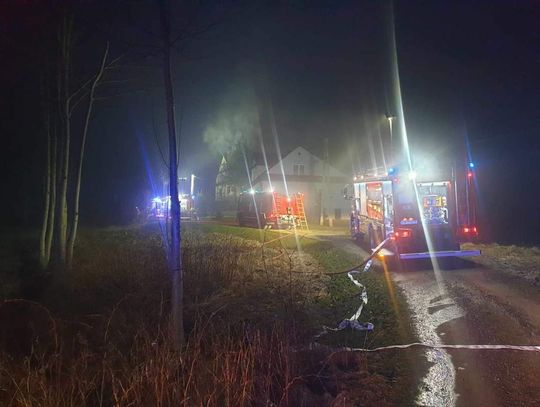 Na zdjęciu strażacy walczący z pożarem domu na terenie Skawy