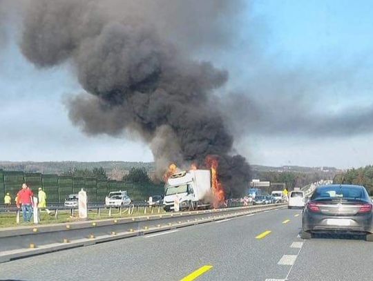 Na zdjęciu płonący samochód dostawczy na autostradzie A4