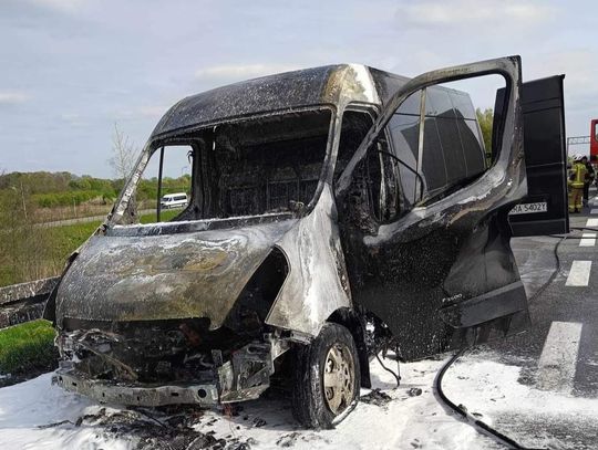 Na zdjęciu samochód dostawczy, który spłonął na autostradzie A4