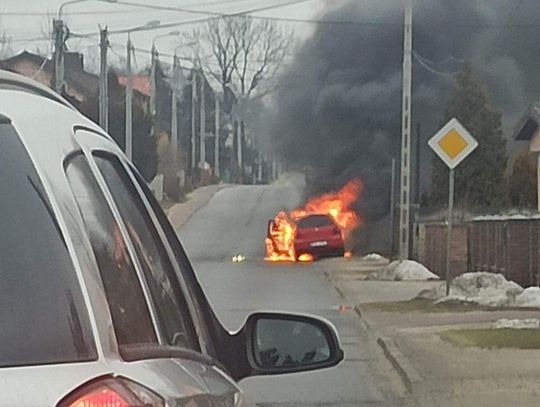 Pożar samochodu osobowego na ulicy Wodąca w Bukownie