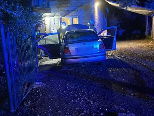 Pożar samochodu osobowego obok budynku mieszkalnego w Nowym Wiśniczu [ZDJĘCIA]