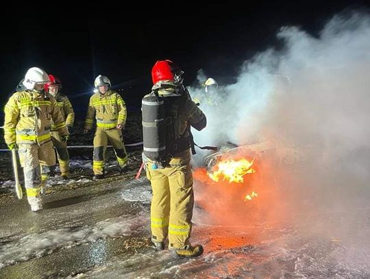 Na zdjęciu strażacy gaszący samochód osobowy w Nowem Bystrem
