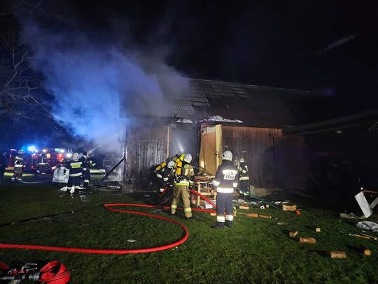 Na zdjęciu strażacy walczący z pożarem stodoły w Sułkowicach