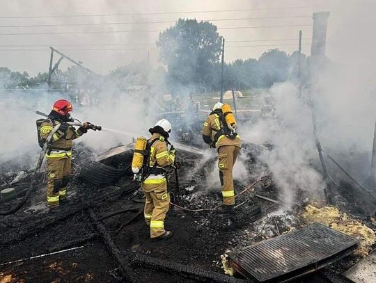 Na zdjęciu strażacy walczący z pożarem na terenie stadniny w Tomaszowicach