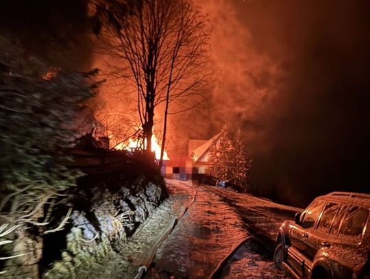 Pożar w trudno dostępnym terenie przy ulicy Poniatowskiego w Rabce-Zdroju [FOTO]