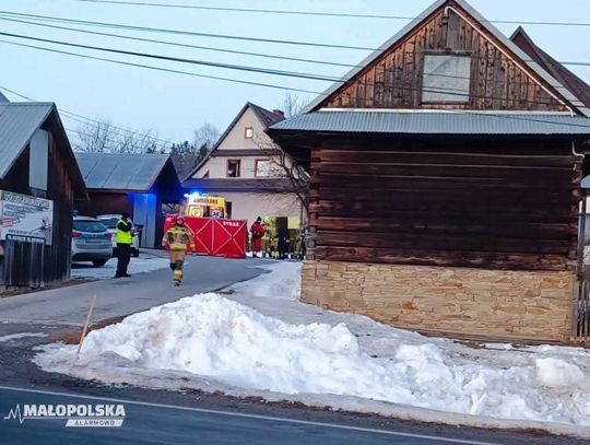 Pożar w Zubrzycy Górnej. Poparzona osoba przetransportowana do szpitala [FOTO]