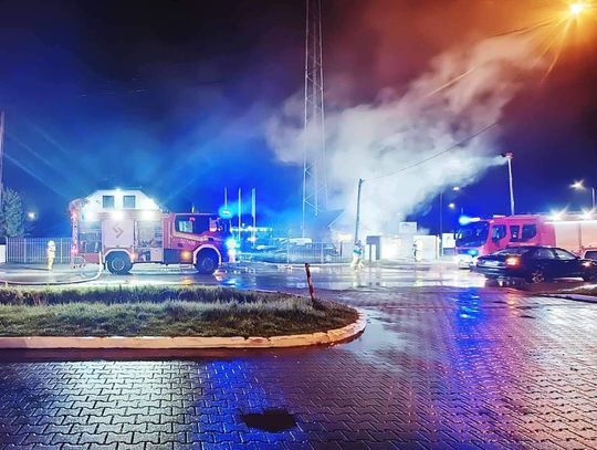 Na zdjęciu strażacy walczący z pożarem wędzarni w Bolesławiu