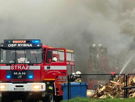 Pożar zakładu mięsnego w Rybnej pod Krakowem. W akcji 8 zastępów straży [ZDJĘCIA]