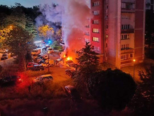 Na zdjęciu pożar samochodu osobowego na Nowohuckim osiedlu