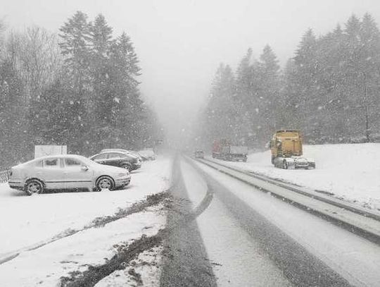 Na drogach powiatu olkuskiego panowały bardzo trudne, zimowe warunki