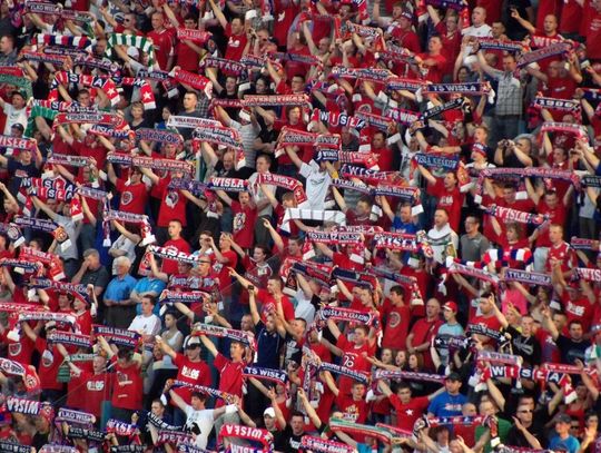 Przyszłość kibiców Wisły Kraków w Betclic 1 Lidze: Czy PZPN zmieni zasady gry? Kibice Wisły Kraków.
