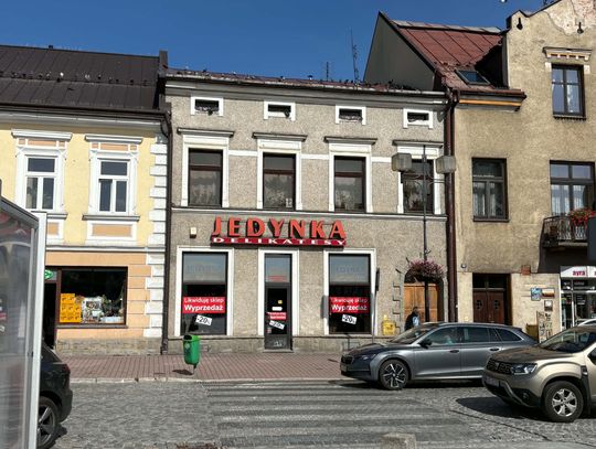 "Delikatesy Jedynka" kultowy, dzisiaj już nie czynny sklep znajdujący się pod adresem Rynek 13