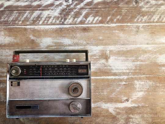 Radio online do biura: jak muzyka może stworzyć przyjemniejsze środowisko pracy?