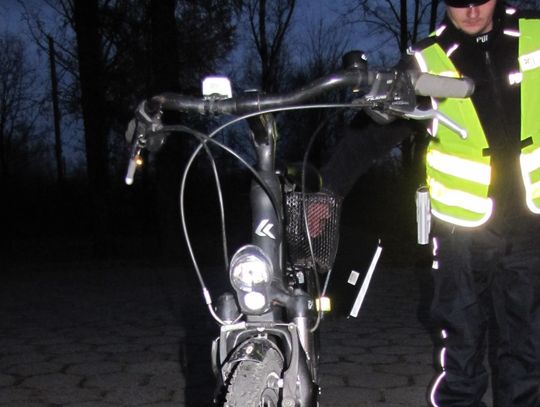 Rajd pijanej 66-latki na rowerze w Grojcu. Mając 2,5 promila wjechała do przydrożnego rowu