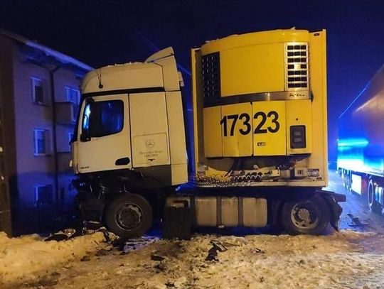 Poranne zderzenie dwóch ciężarówek na terenie Słomnik (ZDJĘCIA)