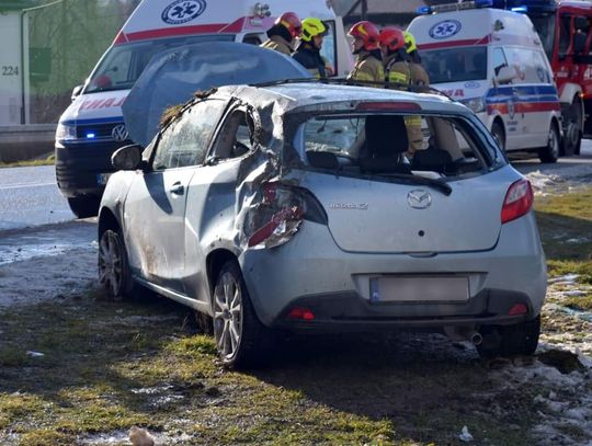 Ranni w dachowaniu samochodu na terenie Mszany Dolnej (ZDJĘCIA)