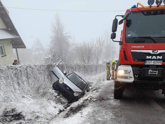 Na zdjęciu niedzielny wypadek na drodze powiatowej w Rdzawce