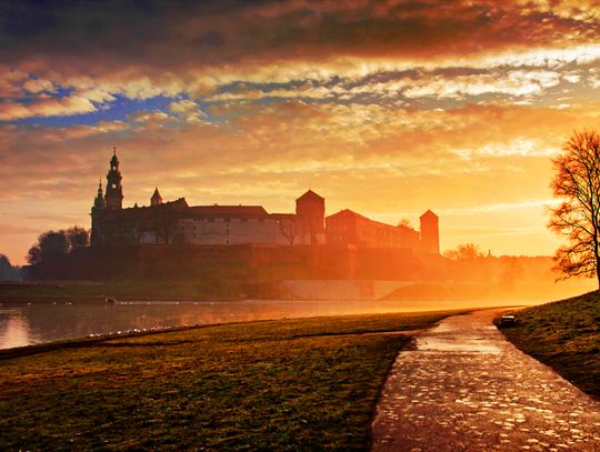 Na zdjęciu widok na rzekę Wisłę i Wawel w Krakowie