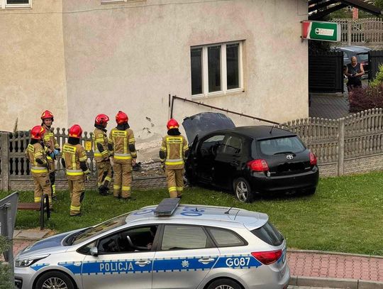 Samochód osobowy rozbił się na ogrodzeniu w Skawinie