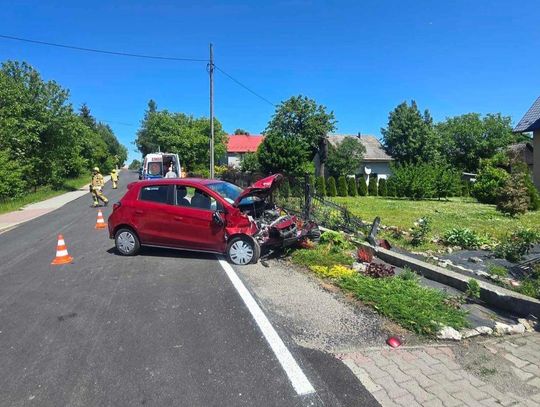 Na zdjęciu samochód osobowy który rozbił się na ogrodzeniu w Będkowicach