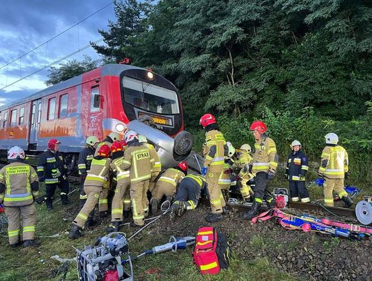 Samochód najpierw dachował, a następnie uderzył w niego pociąg