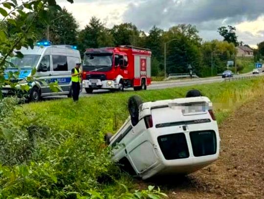 Samochód dachował w rowie w Tymowej. Dwie osoby bez obrażeń
