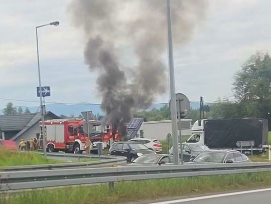 Samochód dostawczy stanął w ogniu przy Zakopiance w Chabówce