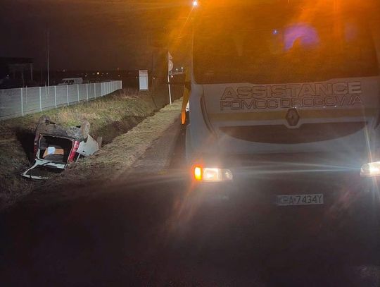 Samochód osobowy dachował w rowie na obwodnicy Niepołomic