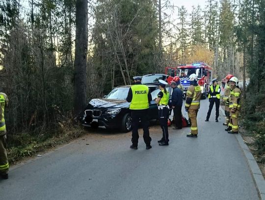 Samochód osobowy rozbił się na drzewie w Nowem Bystrem [FOTO]